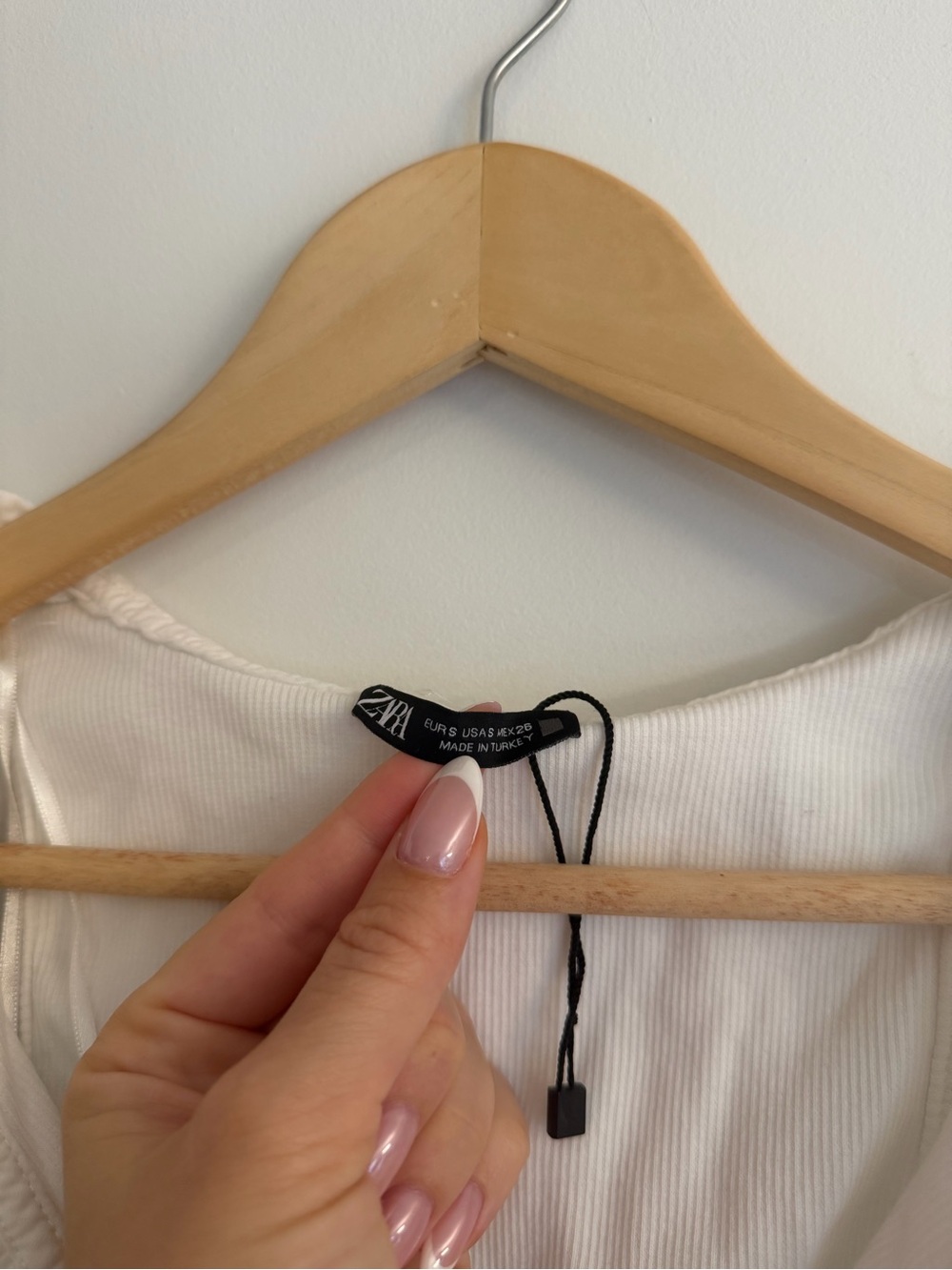 Zara White Ruffle Cutout Ribbed Top – Size Medium - Picture 3 of 4